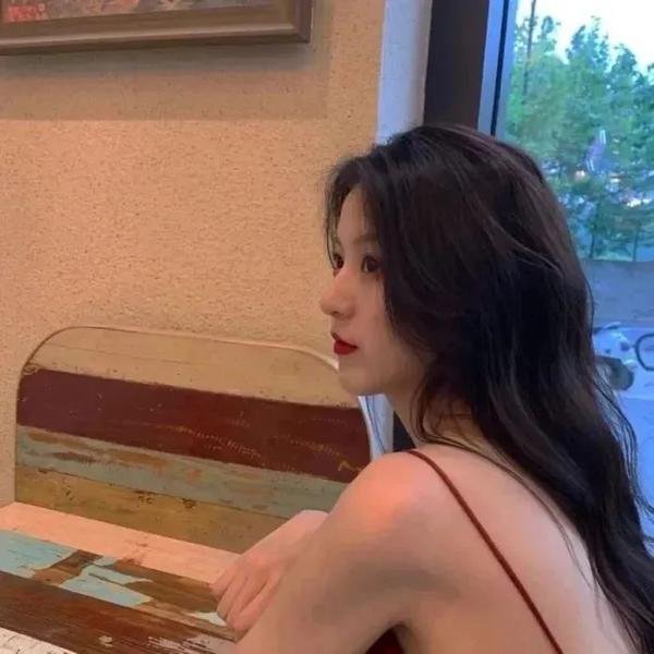 冰属性男子与酷酷女同事